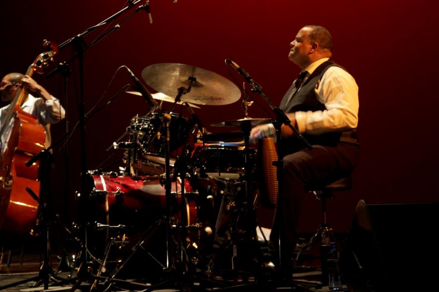 Entrega Premios Atenea y Hombres por la Igualdad 2018 - Imagen de un músico tocando la batería.