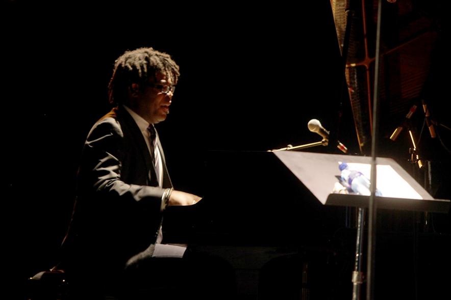 Entrega Premios Atenea y Hombres por la Igualdad 2018 - Imagen de un músico tocando el piano.