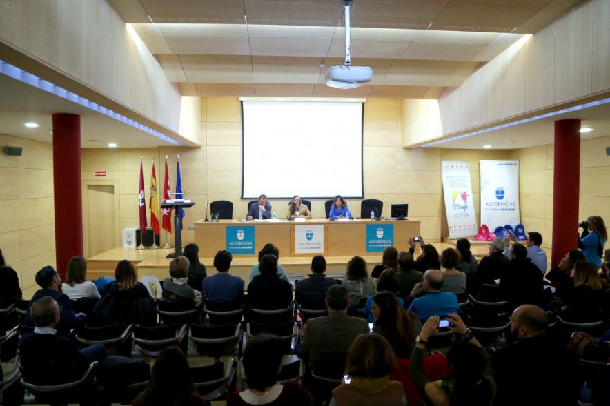 II Premios de Prácticas Inclusivas en el TEA - Imagen posterior del salon y los ponentes.