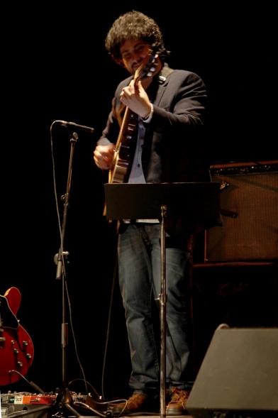 Entrega Premios Atenea y Hombres por la Igualdad 2018 - Imagen de un músico tocando la guitarra.