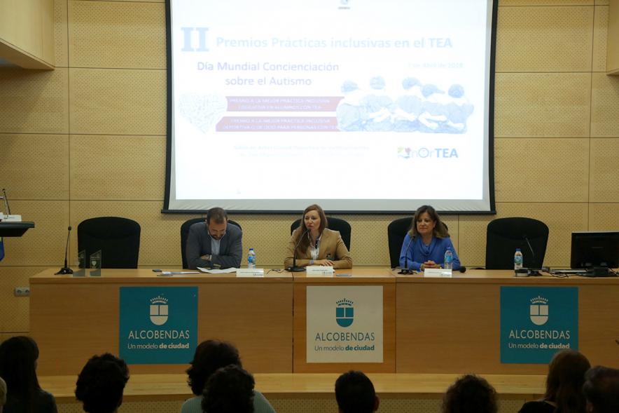 II Premios de Prácticas Inclusivas en el TEA - Imagen de la  mesa de ponencias.