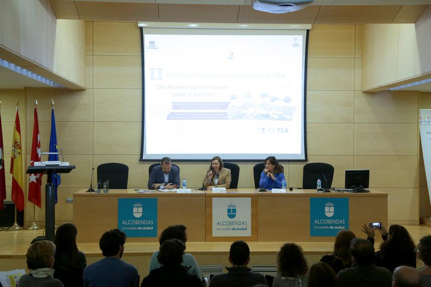 II Premios de Prácticas Inclusivas en el TEA - Imagen de la mesa de ponentes. 