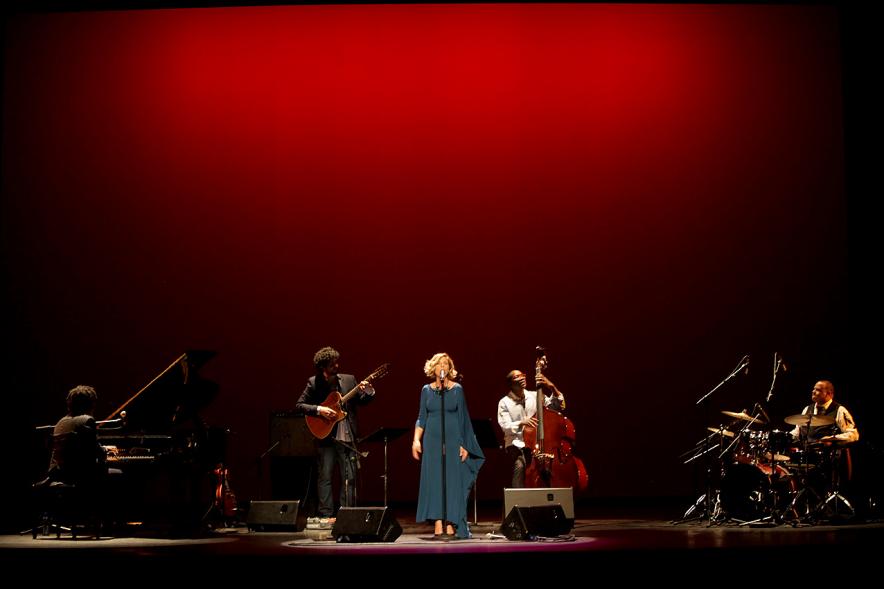 Entrega Premios Atenea y Hombres por la Igualdad 2018 - Imagen de la cantante Soledad Giménez y su grupo de música, en un momento de su actuación.