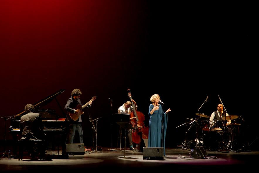 Entrega Premios Atenea y Hombres por la Igualdad 2018 - Imagen de la cantante Soledad Giménez y su grupo de música, en un momento de su actuación.