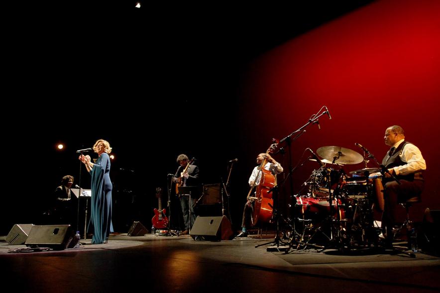 Entrega Premios Atenea y Hombres por la Igualdad 2018 - Imagen de la cantante Soledad Giménez y su grupo de música, en un momento de su actuación.