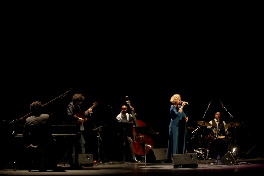 Entrega Premios Atenea y Hombres por la Igualdad 2018 - Imagen de la cantante Soledad Giménez y su grupo de música, en un momento de su actuación.