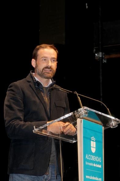 Entrega Premios Atenea y Hombres por la Igualdad 2018 - Imagen de un hombre dirigiéndose al público asistente al acto.