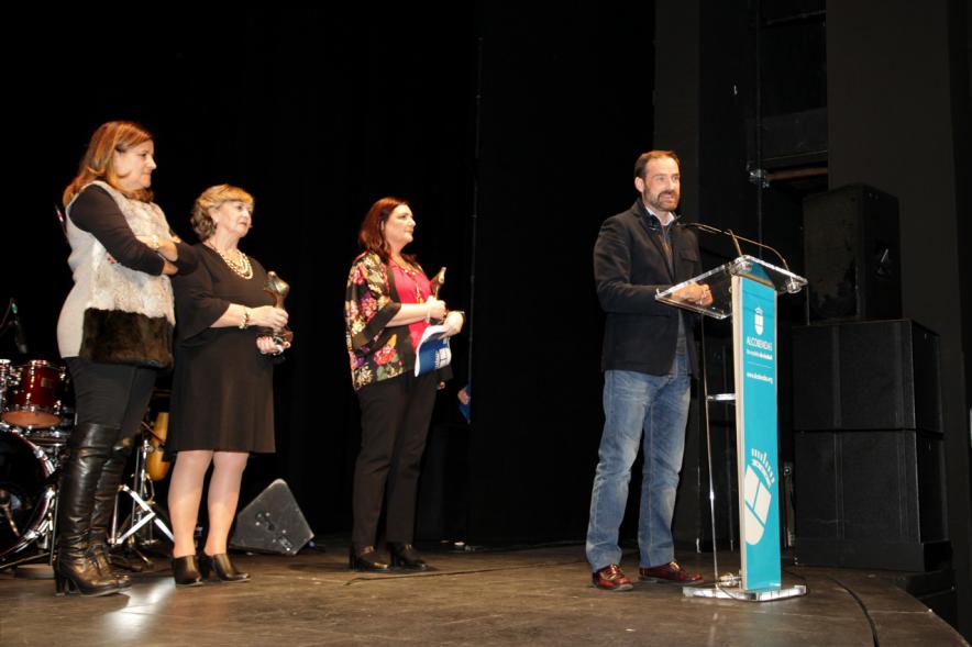 Entrega Premios Atenea y Hombres por la Igualdad 2018 - Imagen de un hombre dirigiéndose al público asistente al acto y otras personas en el escenario.