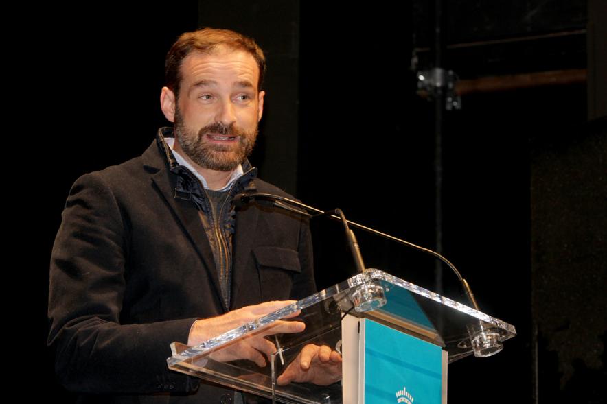 Entrega Premios Atenea y Hombres por la Igualdad 2018 - Imagen de un hombre dirigiéndose al público asistente al acto.