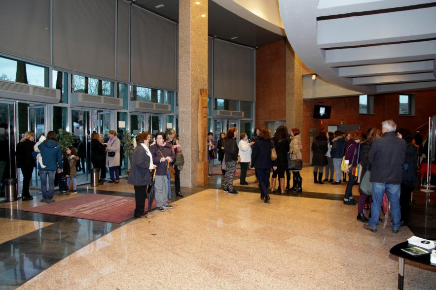 Entrega Premios Atenea y Hombres por la Igualdad 2018 - Imagen del público entrando en el teatro.
