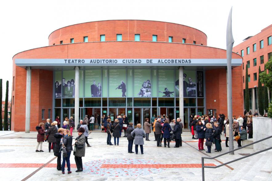 Entrega Premios Atenea y Hombres por la Igualdad 2018 - Imagen del público en el exterior  del teatro.