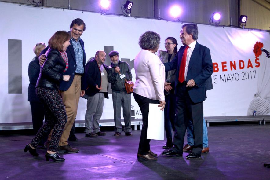 momento del evento con personalidades en el escenario 