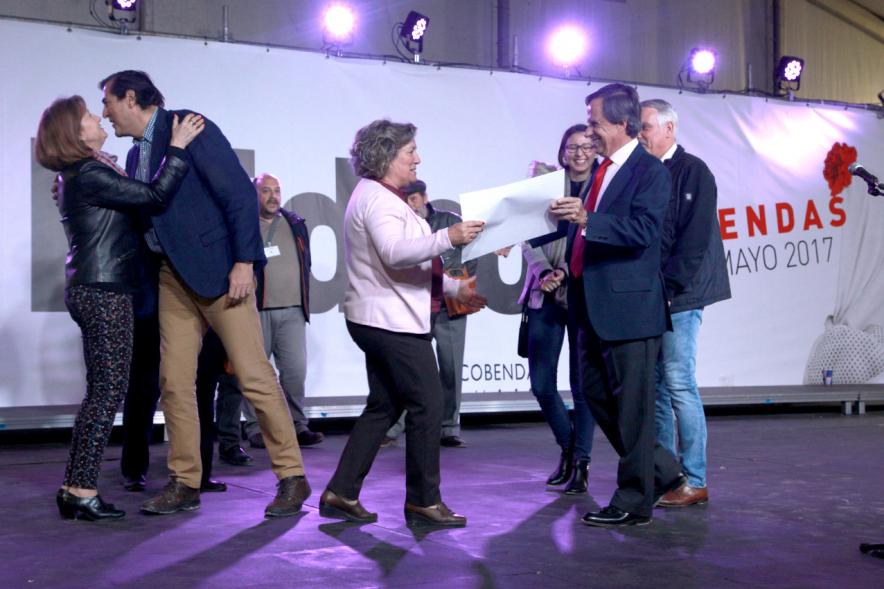 Alcalde García de Vinuesa entregando el premio