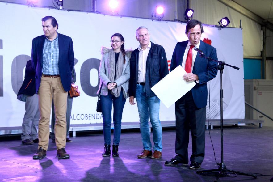 Miembros del ayuntamiento durante la entrega