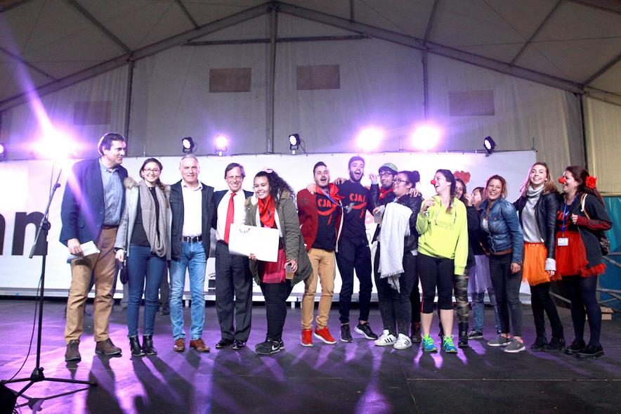 Premiados recogiendo el premio