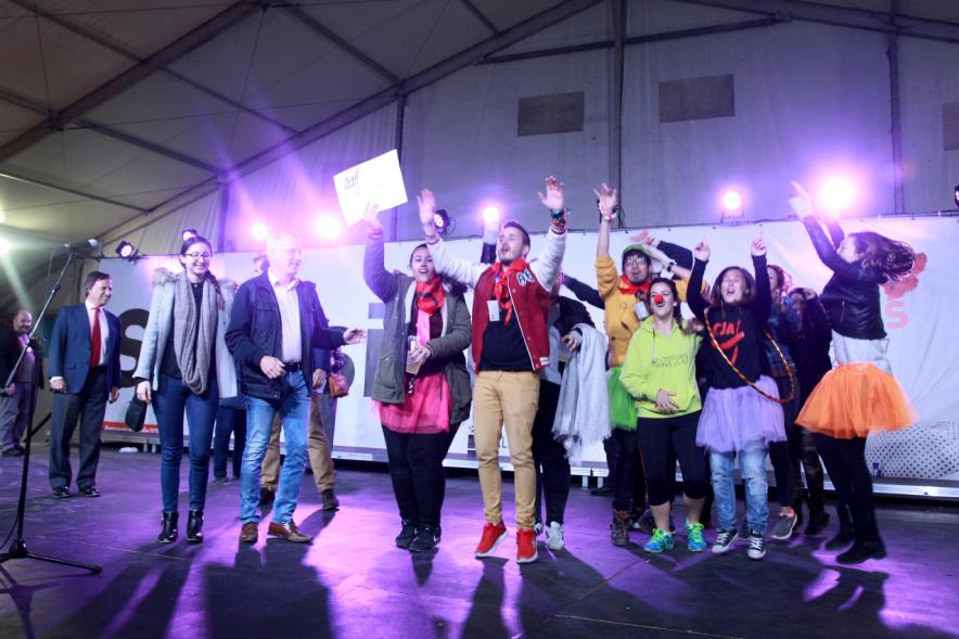 Premiados celebrando