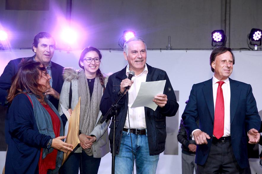 Miembros del consistorio felicitan a los premiados