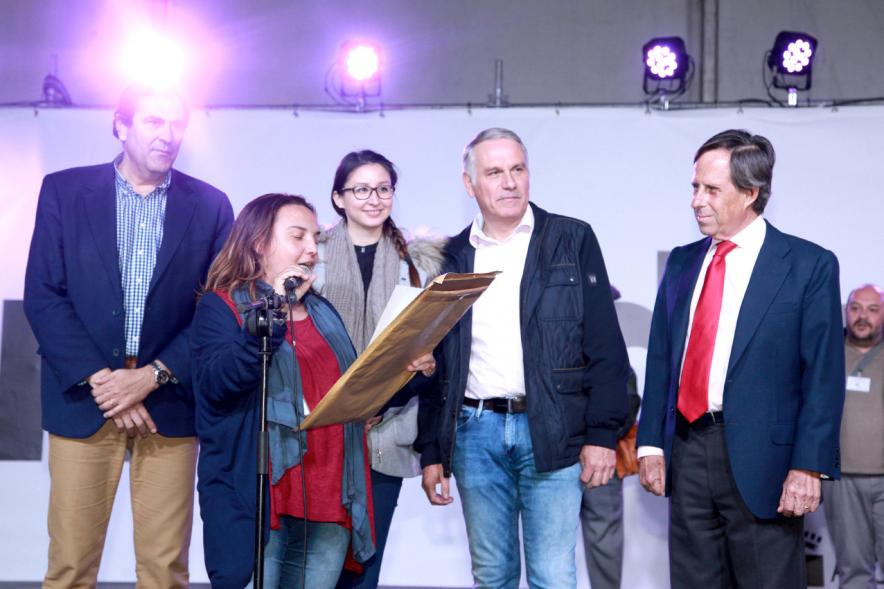 Miembros del ayuntamiento durante la entrega