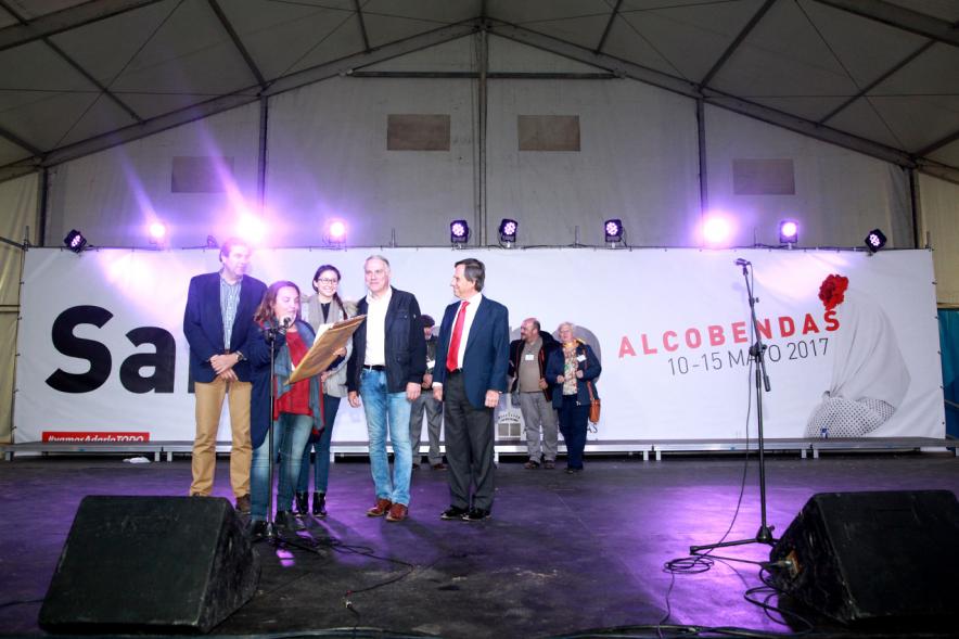 Miembros del ayuntamiento durante la entrega