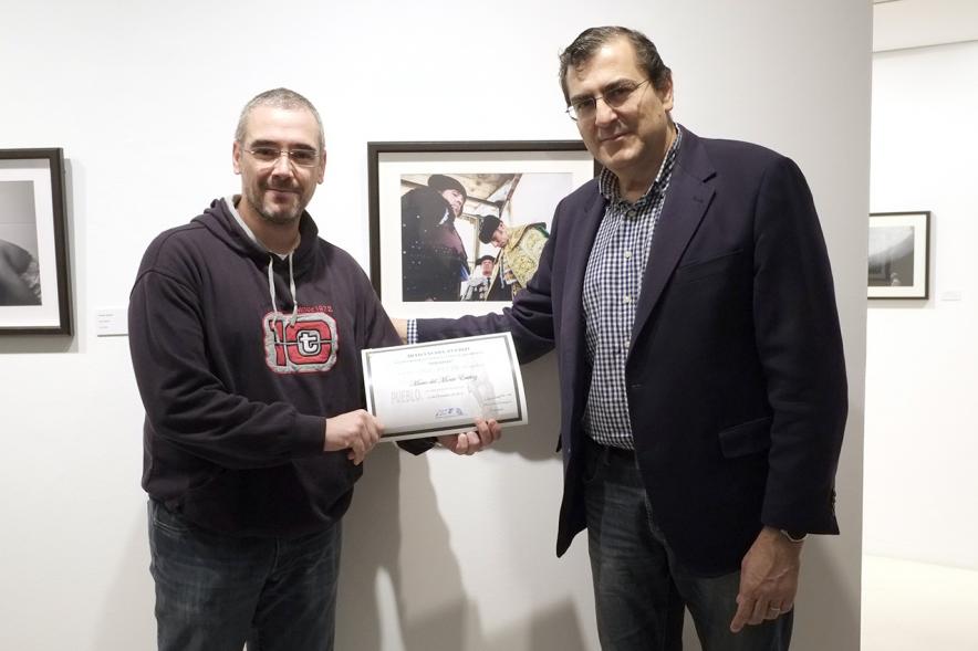 Concejal Fernando Martínez Rodríguez y premiado. 