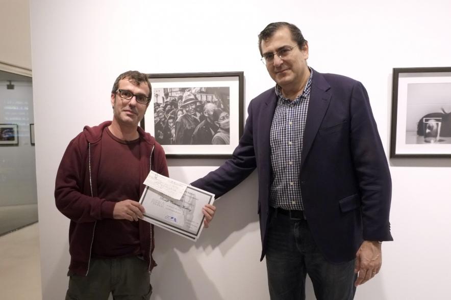 Concejal Fernando Martínez Rodríguez y premiado. 