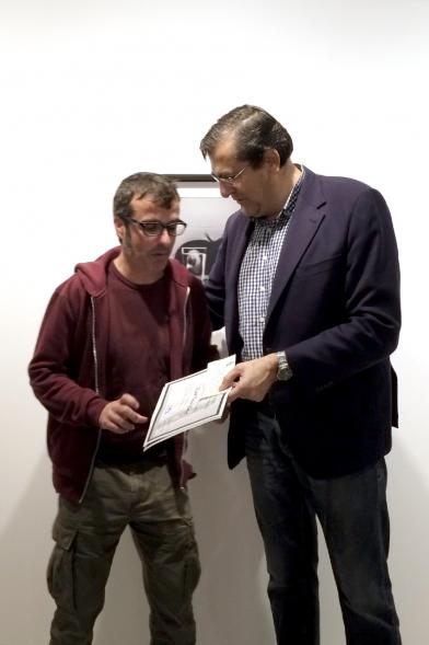 Concejal Fernando Martínez Rodríguez y premiado. 