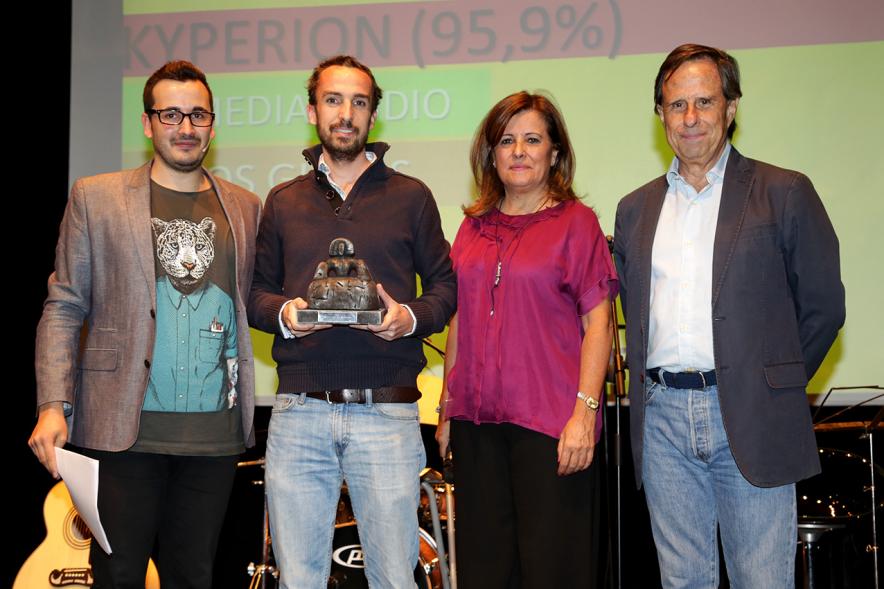 Gala Entrega de Premios Jovenes Alcobendas 2017 - El alcalde, la concejal, con un premiado.