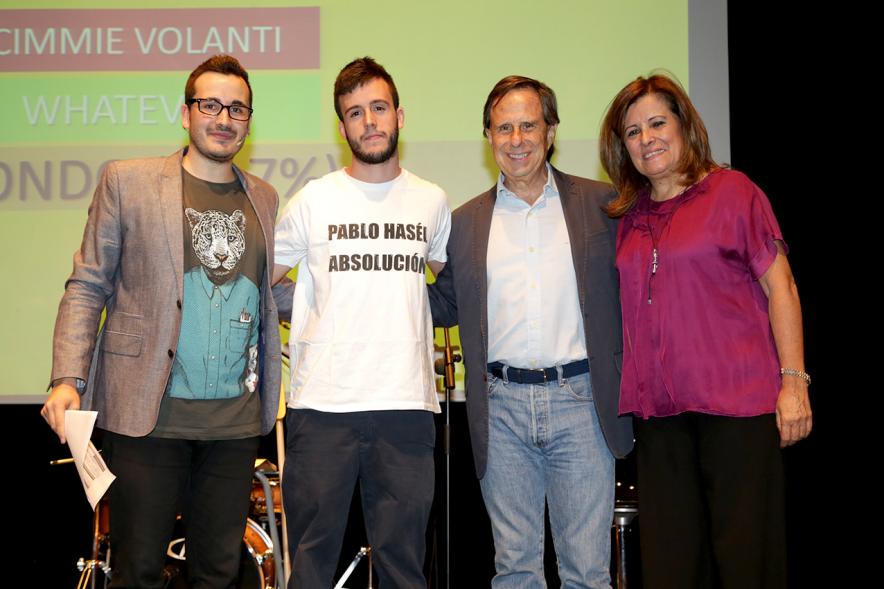 Gala Entrega de Premios Jovenes Alcobendas 2017 - Un premiado con las autoridades municipales.