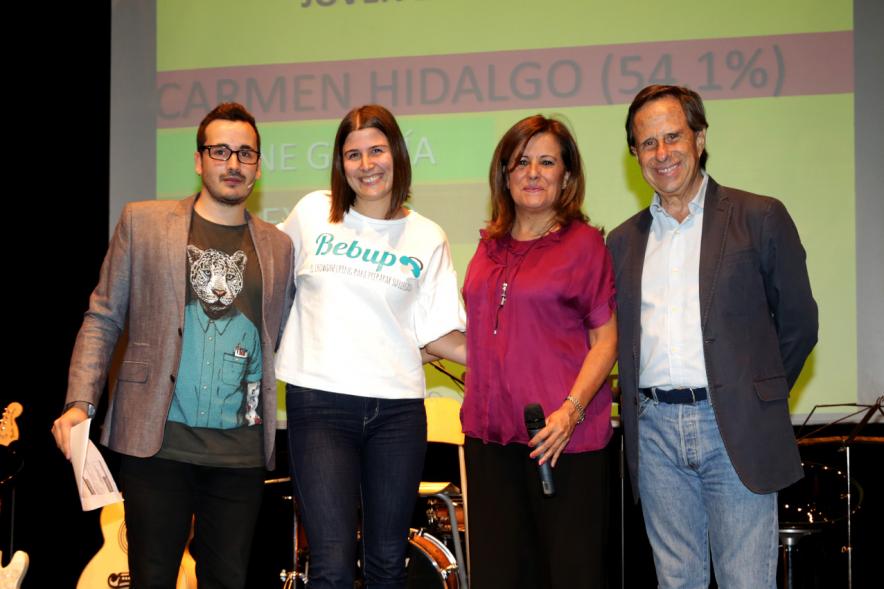 Gala Entrega de Premios Jovenes Alcobendas 2017 - Un premiado con las autoridades municipales.