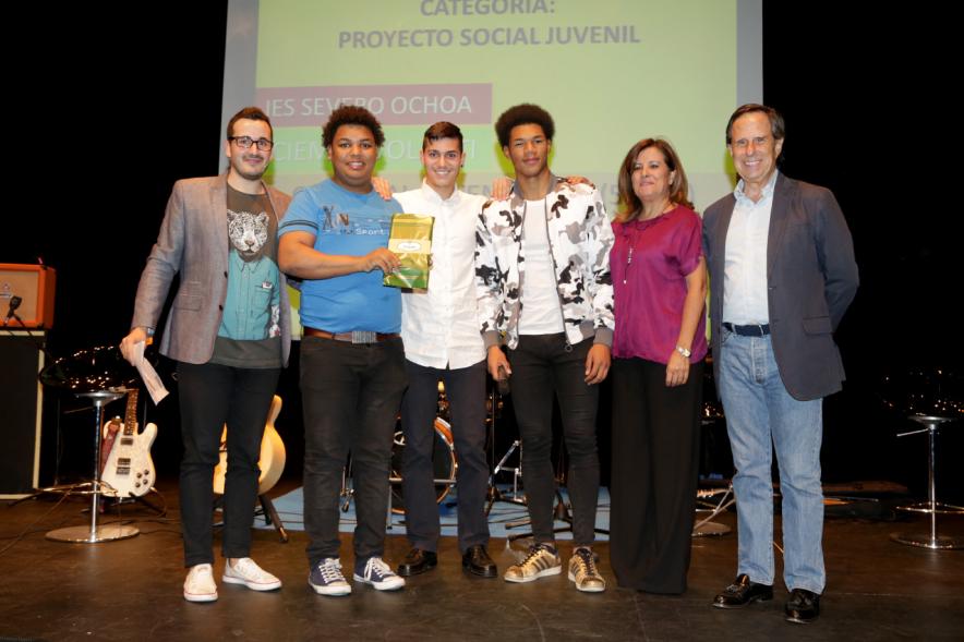 Gala Entrega de Premios Jovenes Alcobendas 2017 -Un premiado con las autoridades municipales.