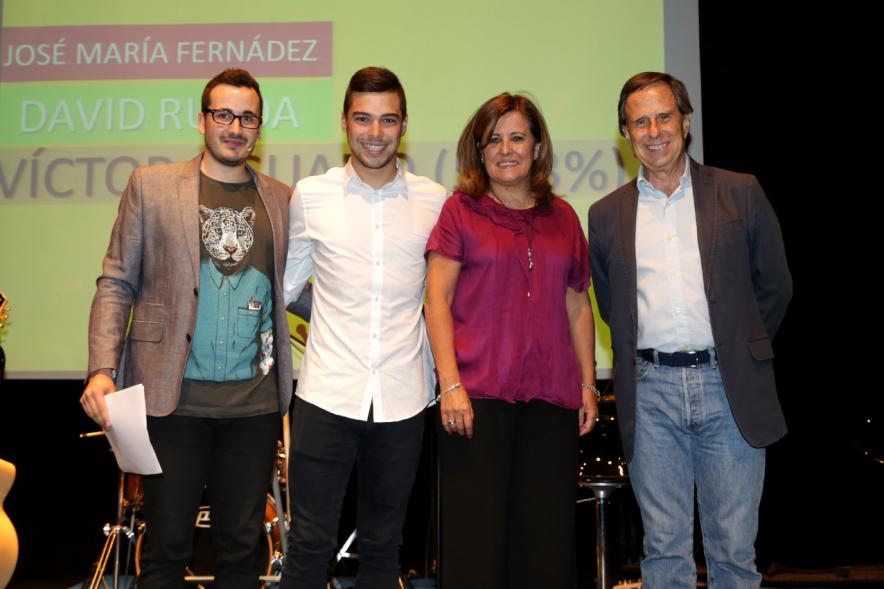 Gala Entrega de Premios Jovenes Alcobendas 2017 - Un premiado con las autoridades municipales.