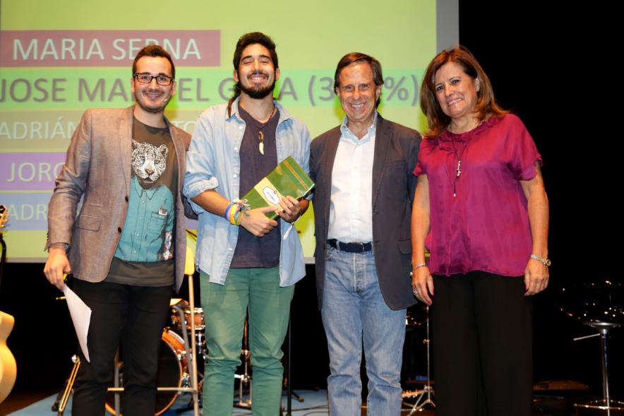 Gala Entrega de Premios Jovenes Alcobendas 2017 - Un premiado con las autoridades municipales.