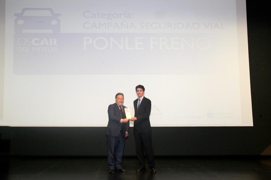 Entrega de Premios Oscar del Motor -   En el escenario un premiado.