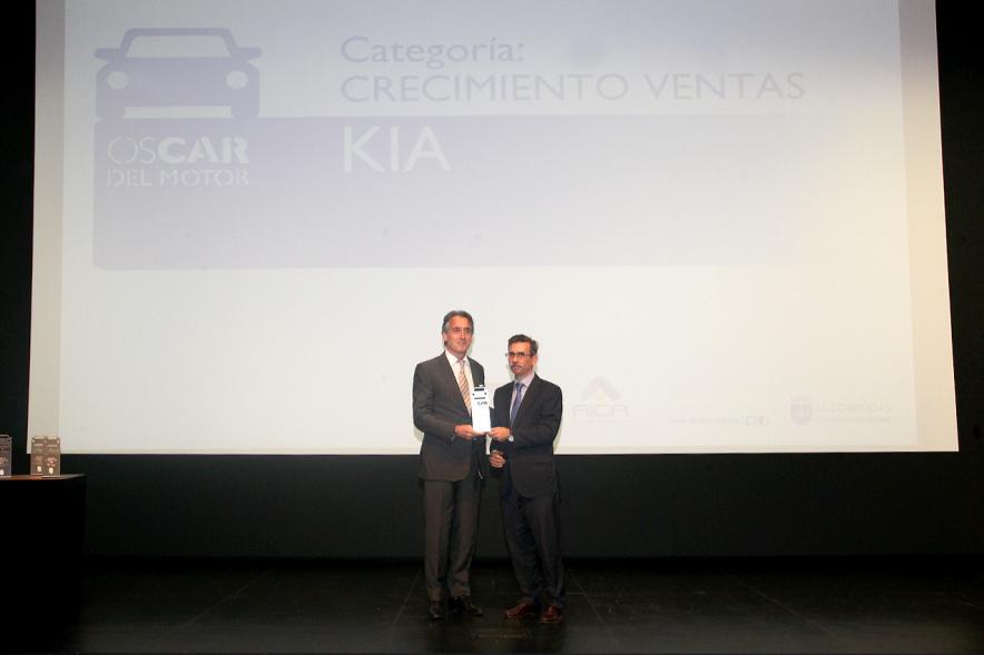 Entrega de Premios Oscar del Motor - Premiado recoge el premio.