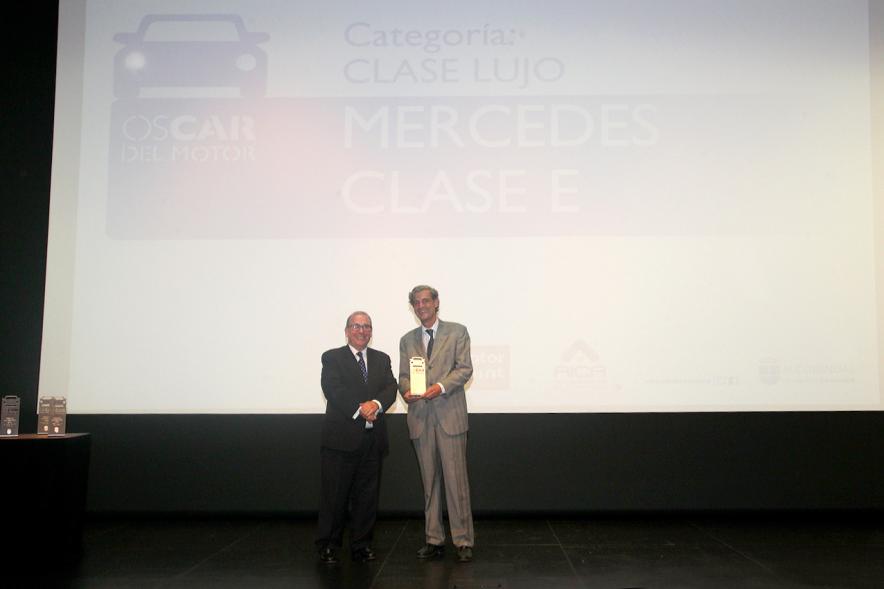 Entrega de Premios Oscar del Motor - Premiado recoge el premio.