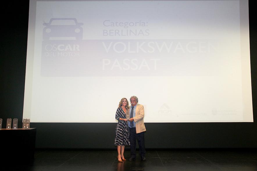 Entrega de Premios Oscar del Motor -  Una premiada recoge el premio.