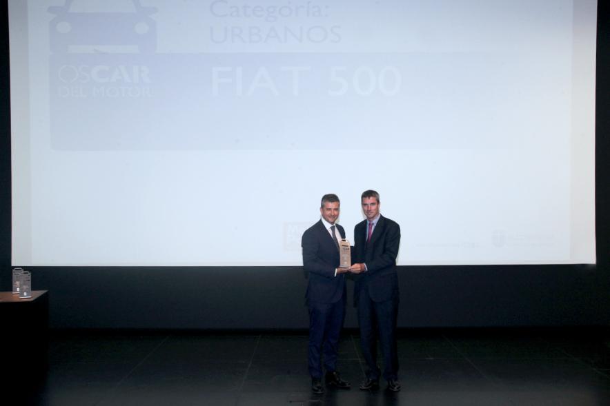 Entrega de Premios Oscar del Motor -  Un premiado recoge el premio.