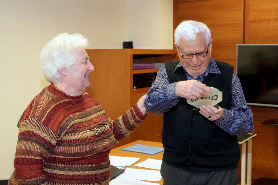 Entrega Premios 5º Concurso de Poesía Virgen de la Paz - El ganador  con su compañera.