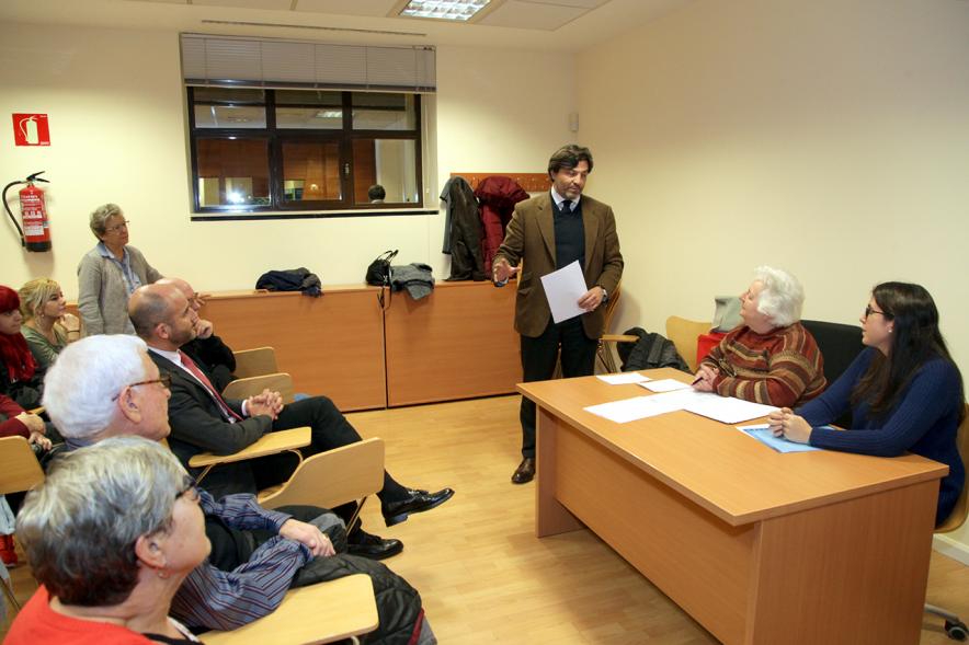 Entrega Premios 5º Concurso de Poesía Virgen de la Paz - Grupo de mayores y el coordinador.
