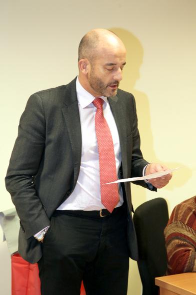 Entrega Premios 5º Concurso de Poesía Virgen de la Paz - El concejal leyendo.