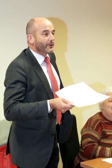 Entrega Premios 5º Concurso de Poesía Virgen de la Paz - El concejal leyendo.