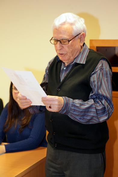 Entrega Premios 5º Concurso de Poesía Virgen de la Paz - Primer plano del ganador leyendo.