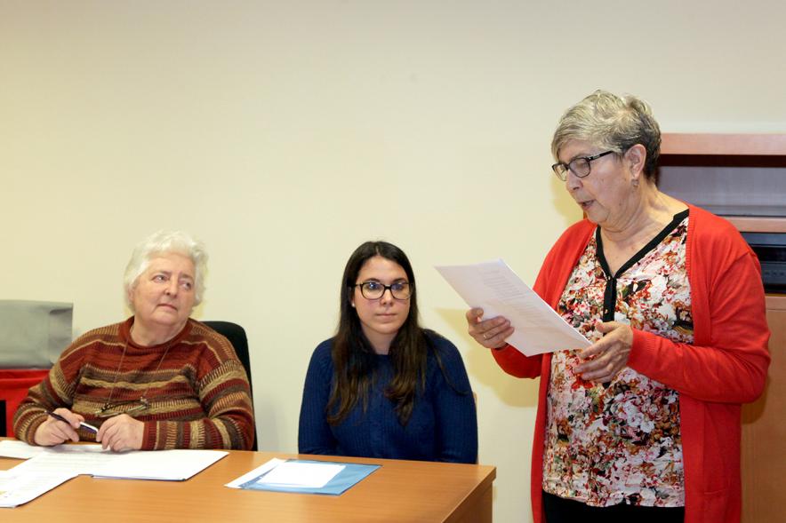 Entrega Premios 5º Concurso de Poesía Virgen de la Paz - Una premiada leyendo.