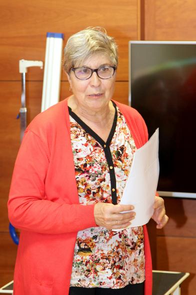 Entrega Premios 5º Concurso de Poesía Virgen de la Paz - Una premiada leyendo.