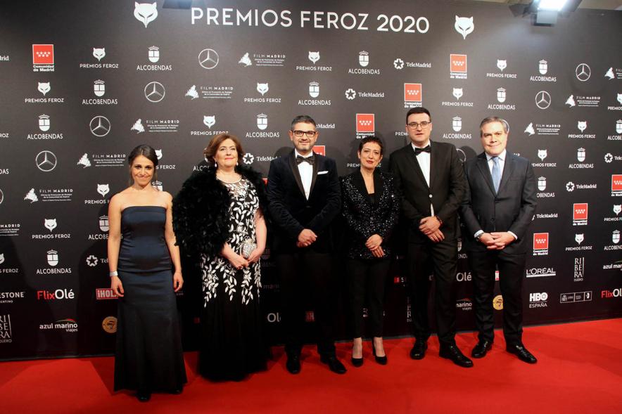 Miembros del consistorio posan en la alfombra roja