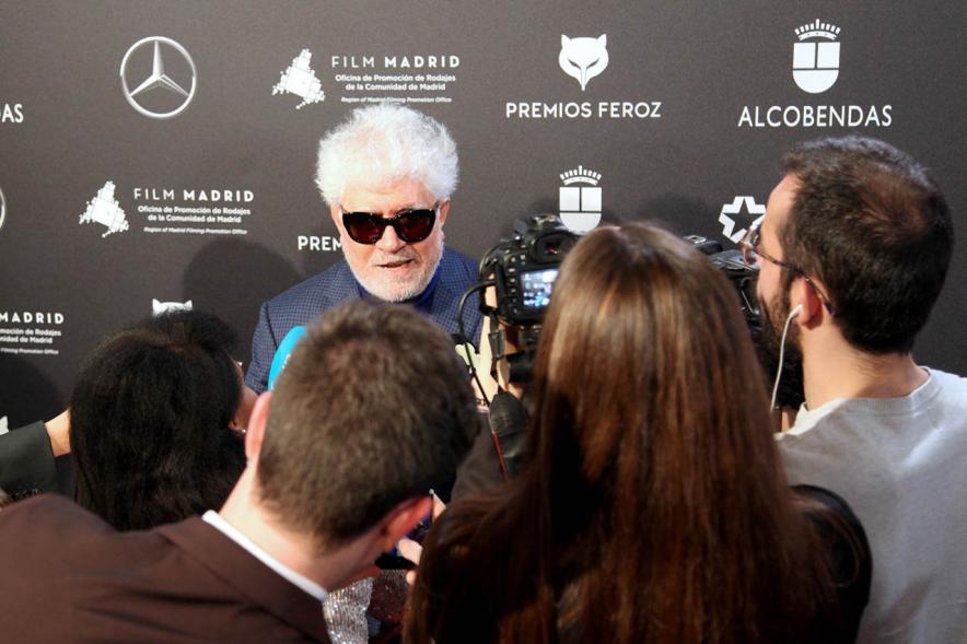 Pedro Almodovar siendo entrevistado