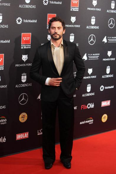 Paco León posando en la alfombra roja