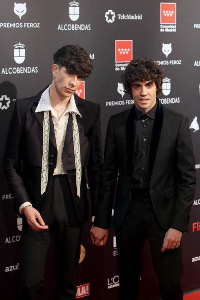 "Los Javis" Posando en la alfombra roja