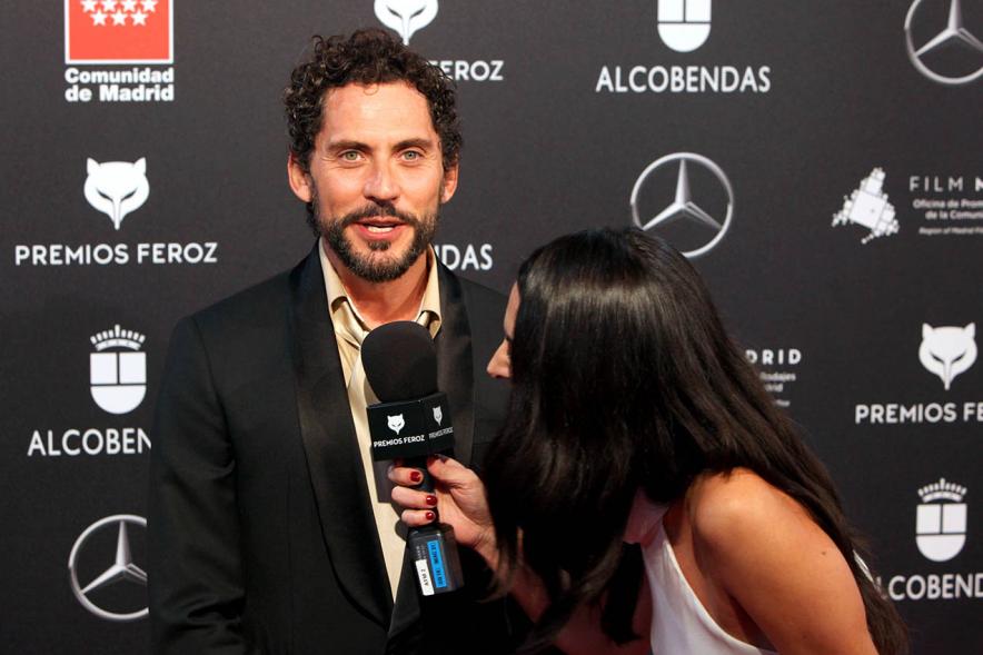 Paco León siendo entrevistado