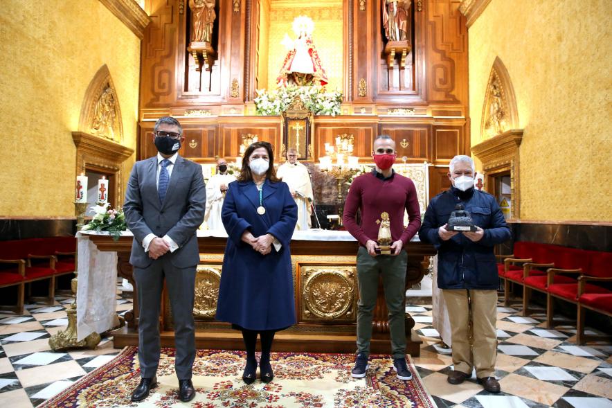 Alcalde Rafael Sánchez, Presidenta de la Hermandad Isabel Paramo y galardonados Entrega de Premios a los Valores Humanos. 2021